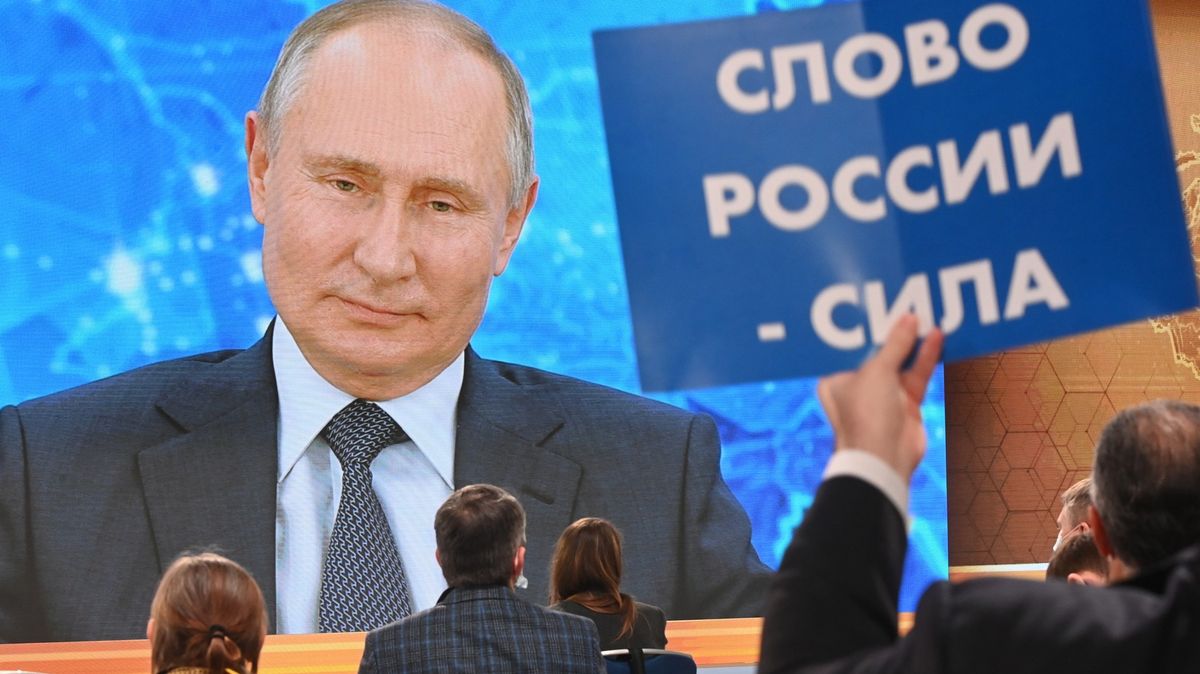 Putin odpovídá na dotazy novinářů. Navalnému se vysmál, očkovat se nechá